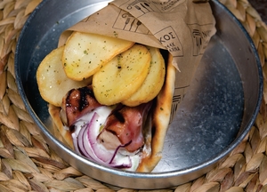 Sandwich Souvlaki de pui cu bacon